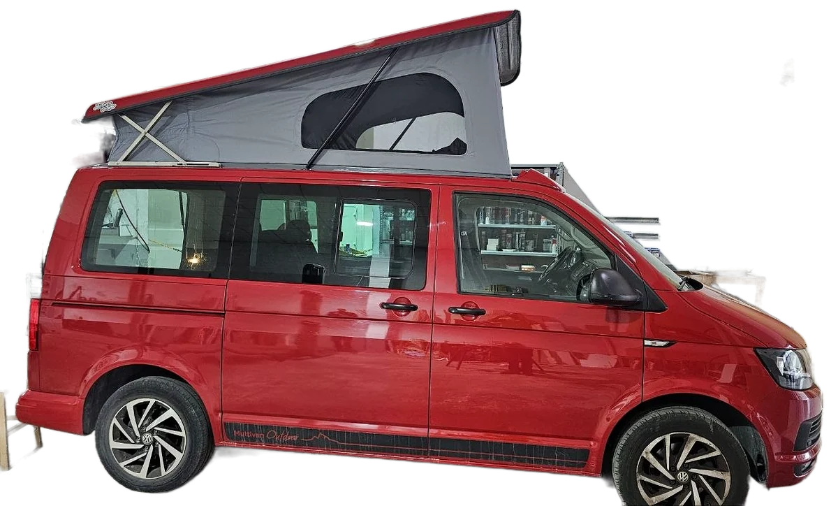Furgoneta pequeña roja con techo elevable, camperizada por Mallorca Camper