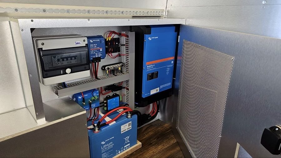 Cuadro eléctrico de una camper con inversor Victron, batería y protecciones