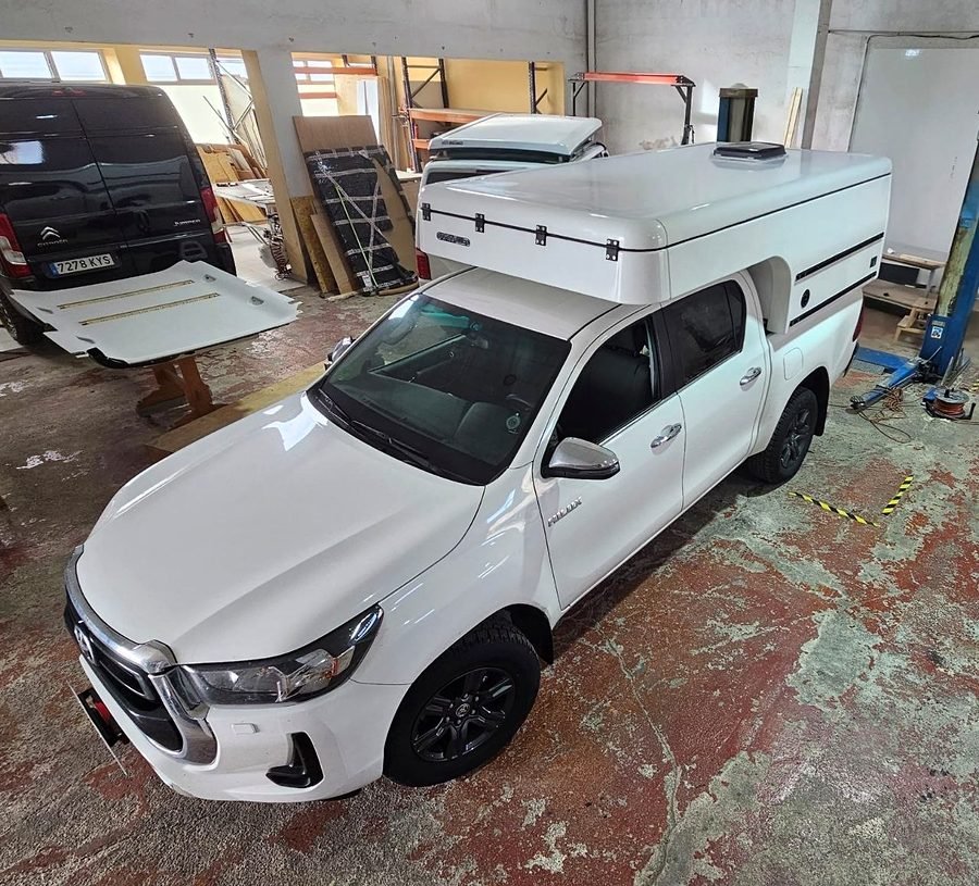 Pick-up con célula habitable montada por Mallorca Camper en el taller de Muro