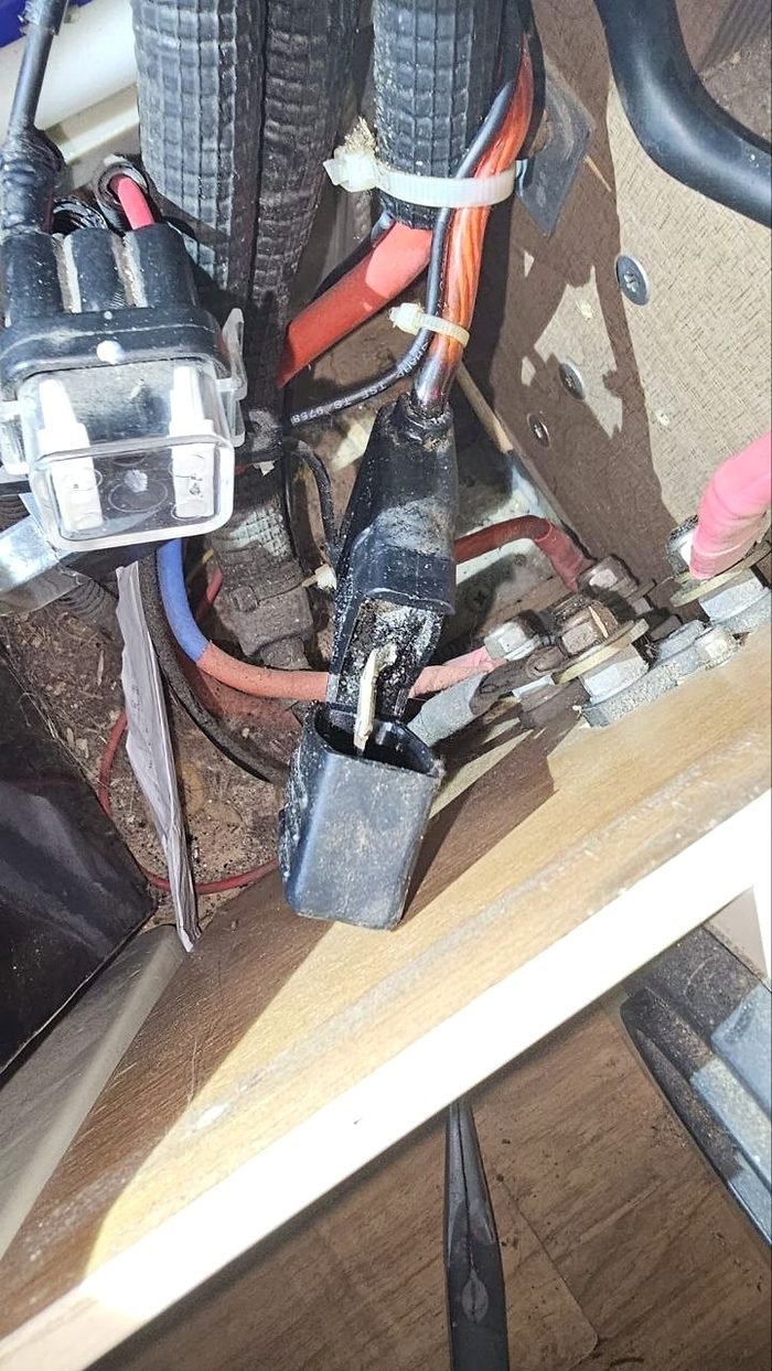 Cableado y conectores bajo el vehículo durante la reparación de una avería eléctrica