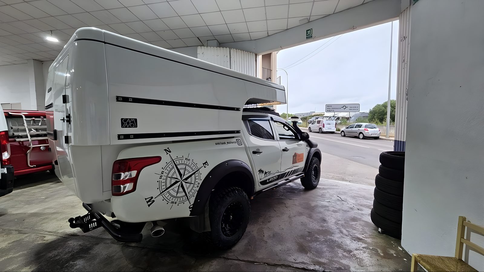 Nave del taller de Mallorca Camper en Muro con un vehículo y juegos de neumáticos