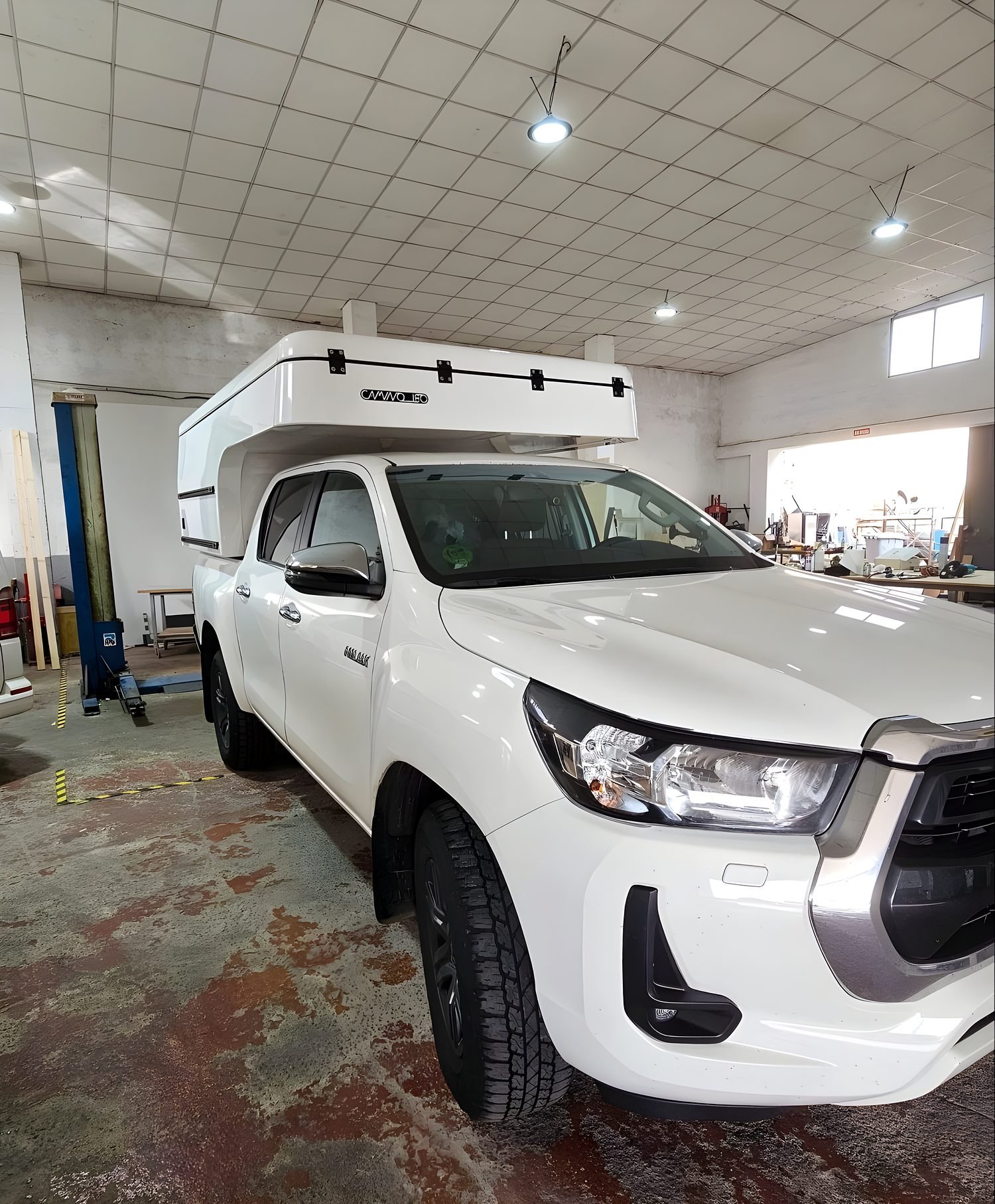 Pick-up con célula habitable terminada en el taller de Mallorca Camper