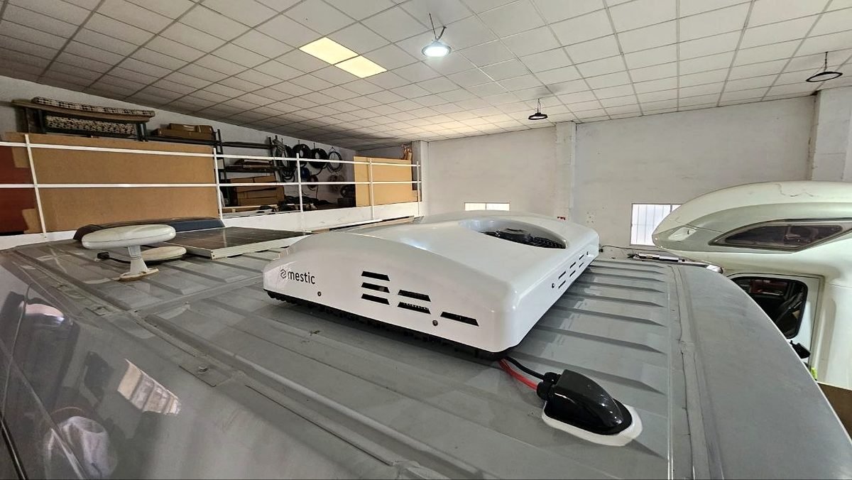 Instalación de un equipo de aire acondicionado en el techo de una camper