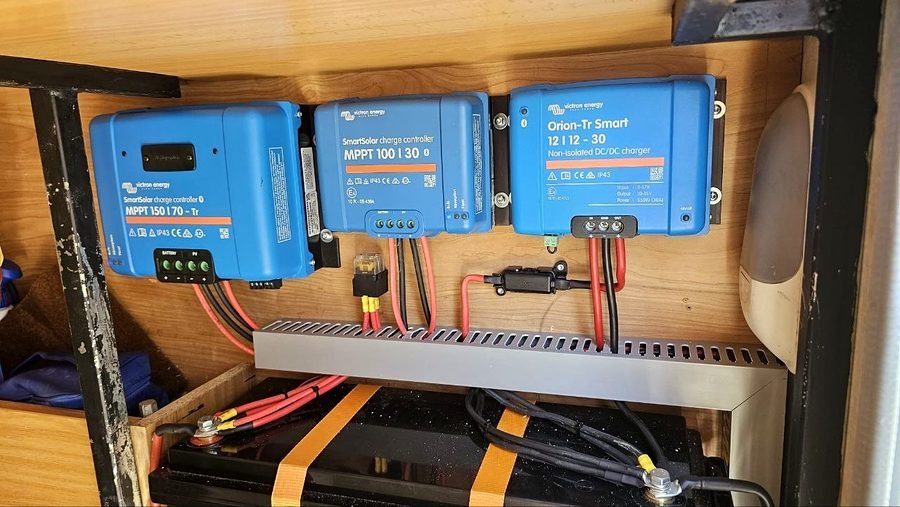 Reguladores y cargadores Victron instalados en el mueble de una camper