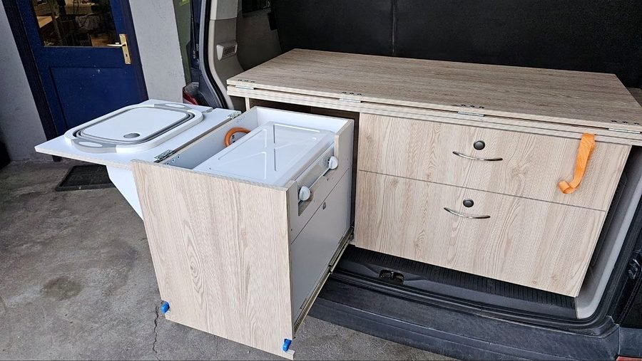 Muebles de camper recién fabricados en el taller, listos para instalar