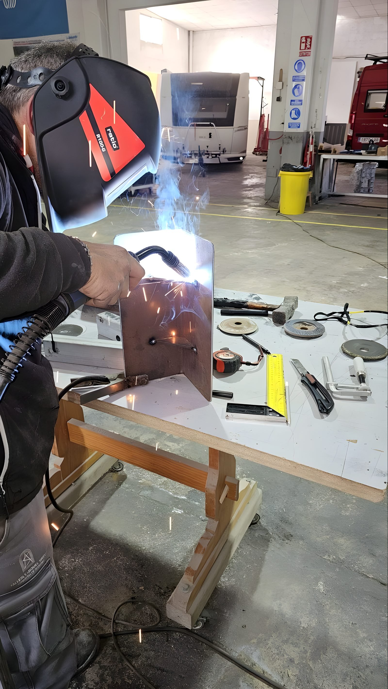 Trabajo de soldadura en el taller de Mallorca Camper durante una camperización